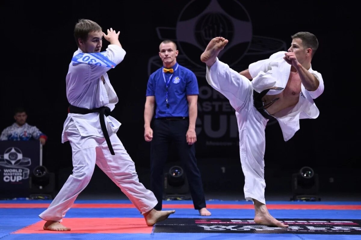    Спортсмены в поединке соревнований по киокушин каратэ «Кубок Мира Мастеров» в Москве. 2025 год.