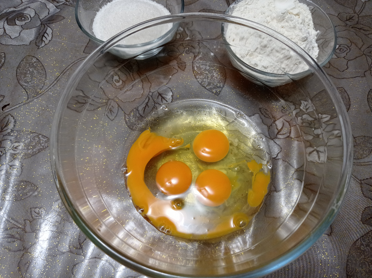 Любой бисквит начинается с взбивания яиц