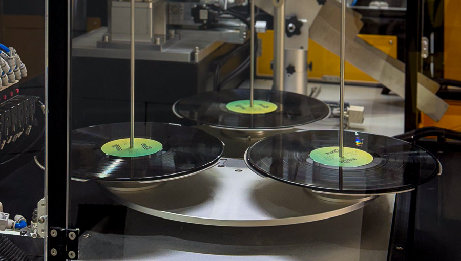 Первый год позади. Уральский завод винила отмечает день рождения