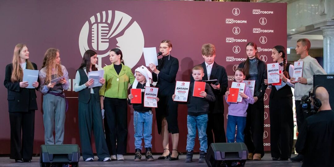 Совсем скоро мы откроем приём заявок на Всероссийский конкурс чтецов «ПРО СТИХИ»🔥