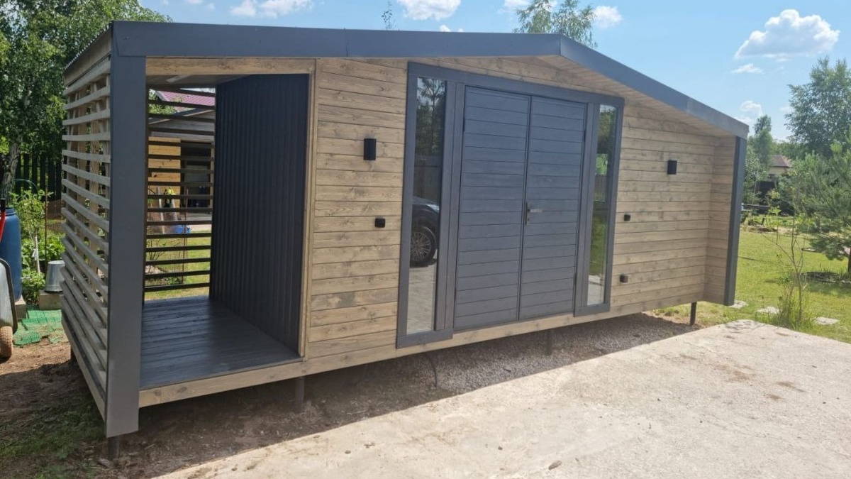 Наш хозблок-барн с дровником на свайно-винтовом фундаменте.