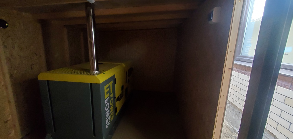 Тот самый генератор, вокруг которого мы построили хозблок на плитном фундаменте.