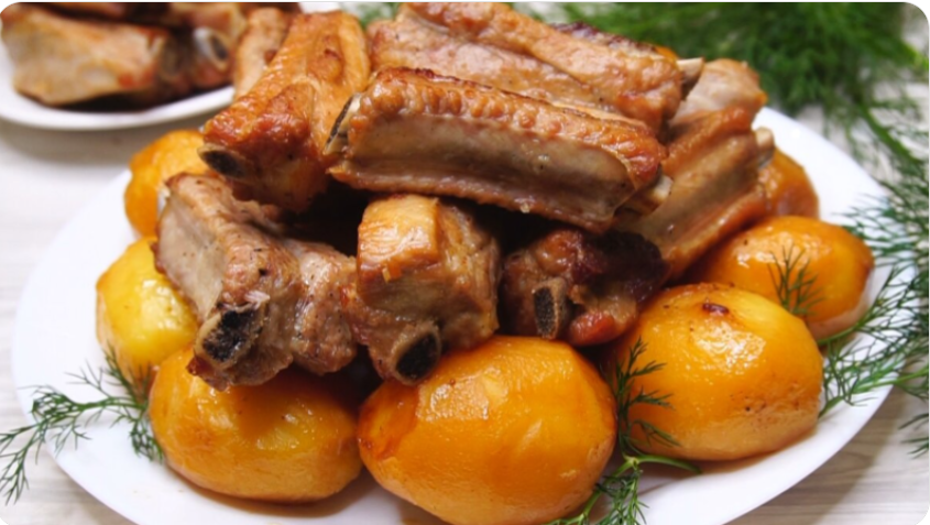 Золотистый картофель, ради которого забывают про мясо... Это просто, сытно, вкусно и на праздничный стол не стыдно подать...