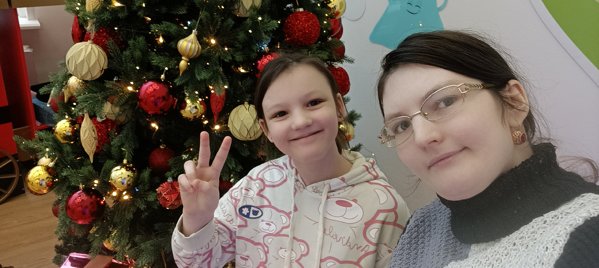 Это мы пока проходили по эндокринологии, Устя уговорила сфотографироваться у елочки.
