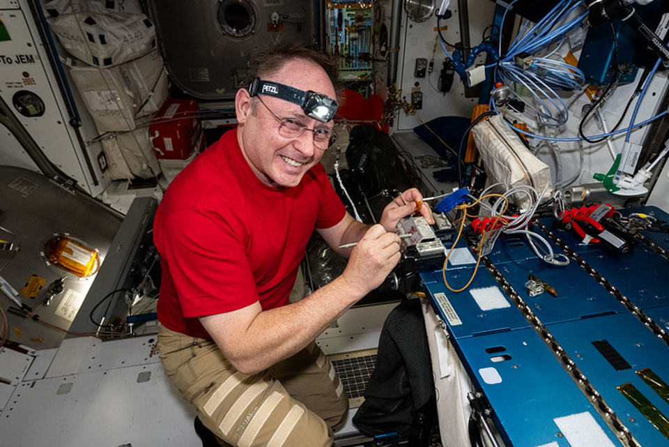 Майкл Финк ремонтирует нашлемную камеру высокой четкости НЕСА. Фото: nasa.blog.com