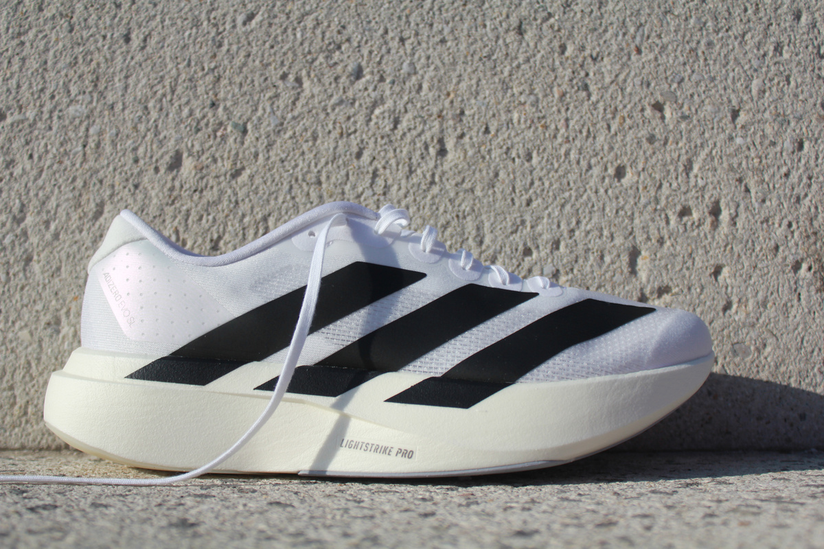 Сначала мужские adidas Adizero Evo SL были только белыми с черными полосками.