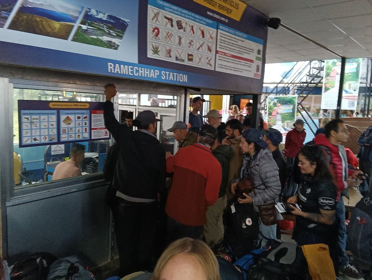 Толпа на регистрацию в аэропорту Раменчап