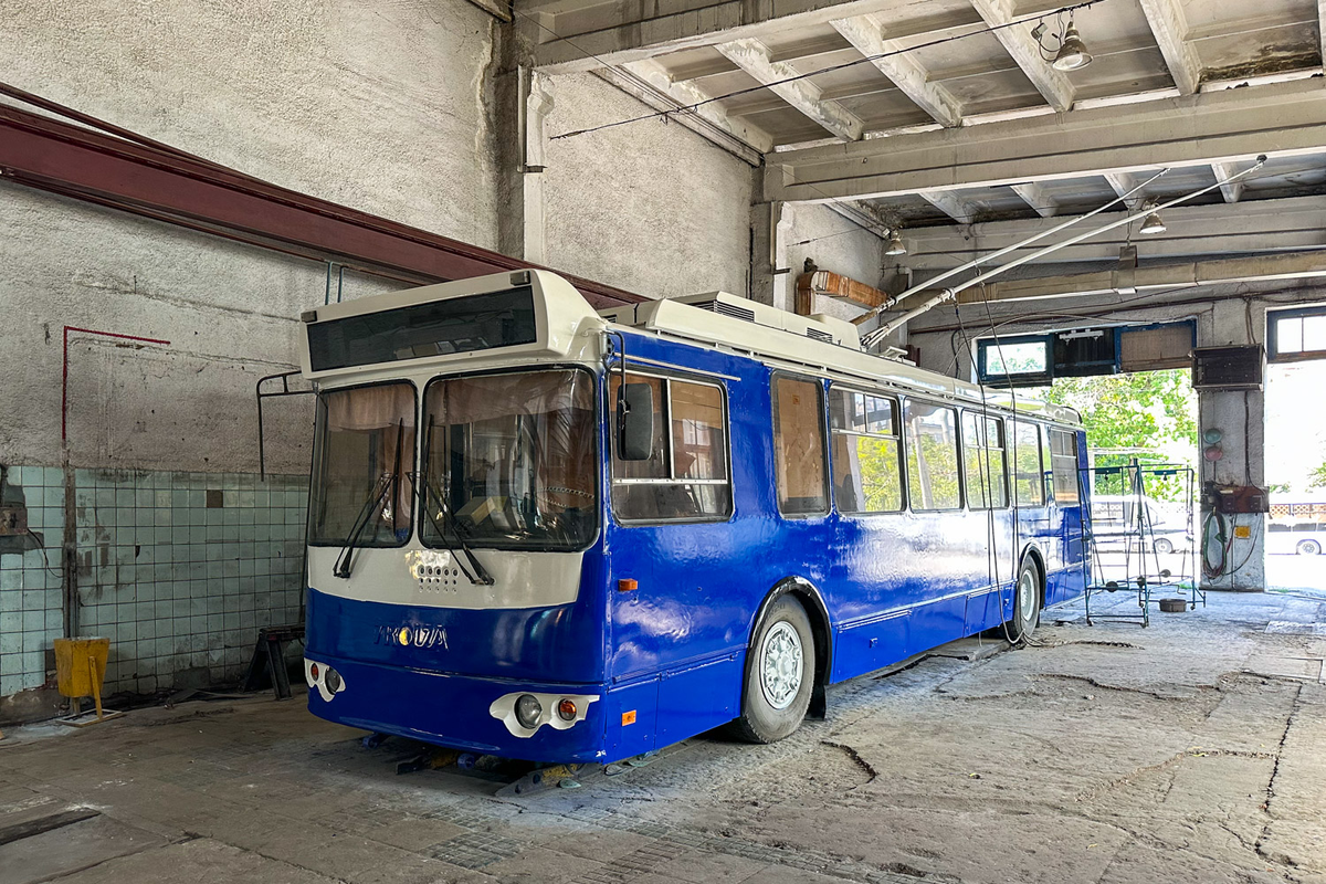 Подготовка машины к установке на постамент, 08.2025 года. фото https://transphoto.org/photo/2178845, автор Yuriy_Salt 