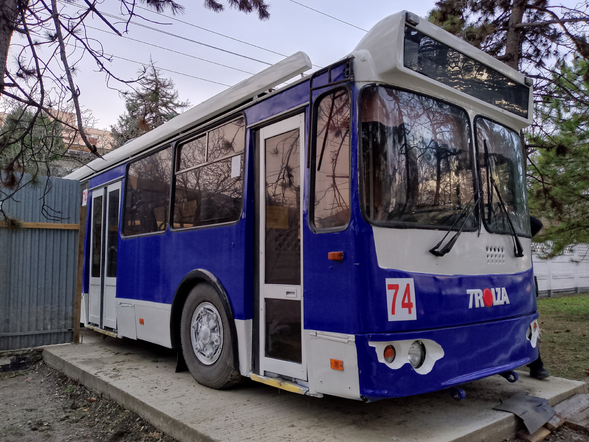 Троллейбус на постаменте, 12.2025 года, фото https://transphoto.org/photo/2221385, автор Max_transport