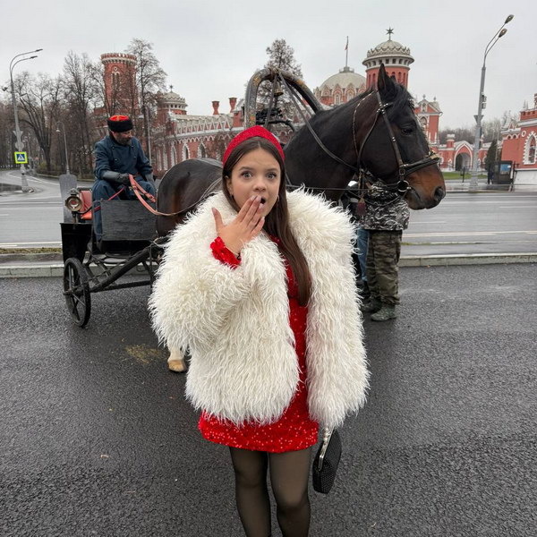     Мария Янковская выпустила клип с медведем и балалайкой