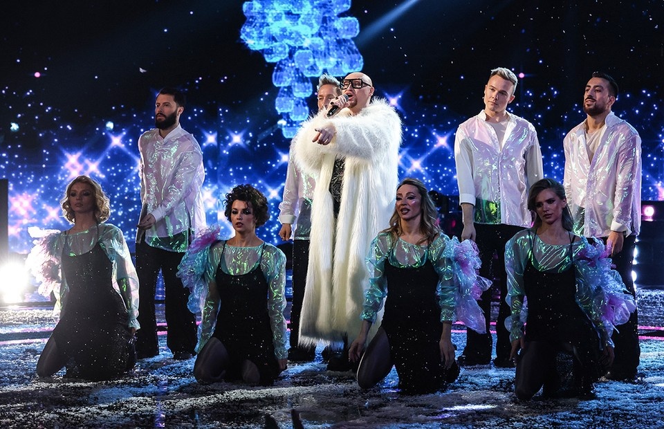    Шура будет зарабатывать 31 декабря на новогоднем фестивале в Дубае. И успел выгулять белую шубу на съемках главной ночи года. Фото — PR НТВ