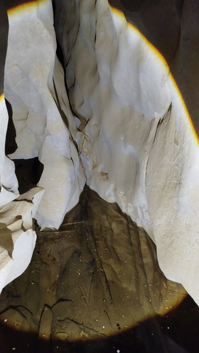 Замёрзшая река в пещере Сказ