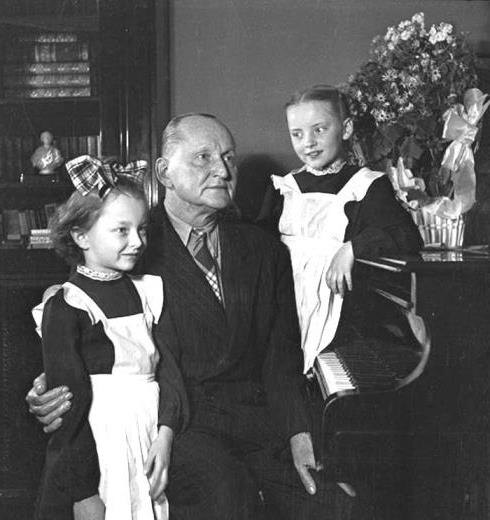 Анастасия (слева) и Марианна с отцом.