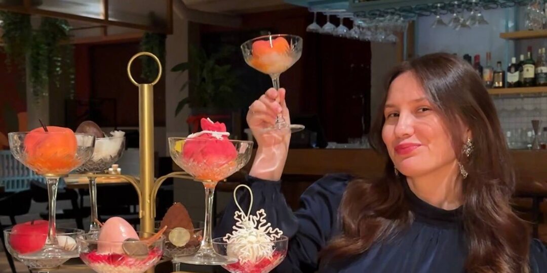 Красивая подача десертов найдена в ресторане Теплые Края на Петроградке