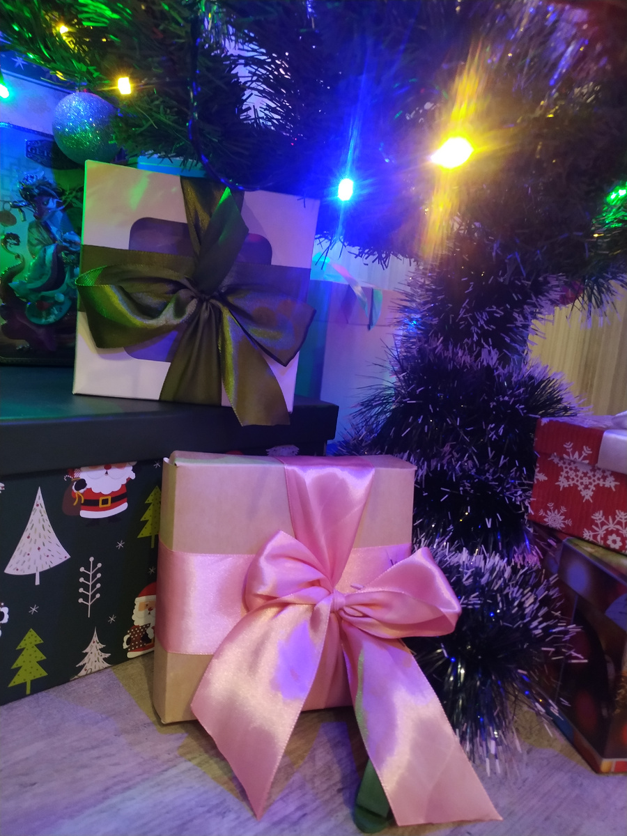 Я наконец-то украсила квартиру, за выходные должна постараться выложиться максимально, чтобы подготовиться к НГ. Дальше меня ждут десять дней без выходных, но я буду пытаться успевать писать)))))) 