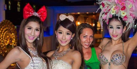    Страстный секс с трансгендером* закончился для туриста из России уголовкой и столетним запретом на въезд в Таиланд — из-за разбитого в утехах стеклянного стола