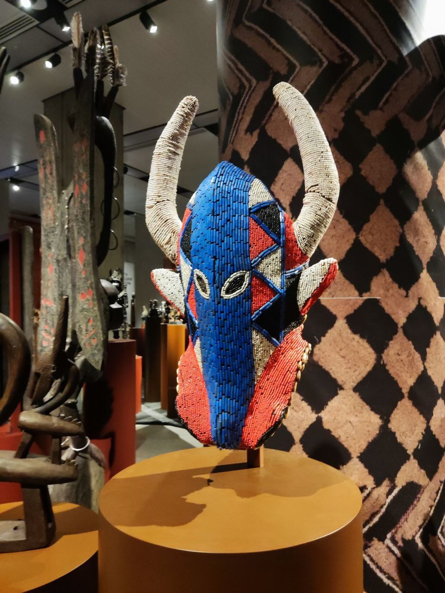 Экспозиция выставки «Африканское искусство: боги, предки, жизнь», музейно-выставочный центр «ЗИЛАРТ», декабрь 2025 г.