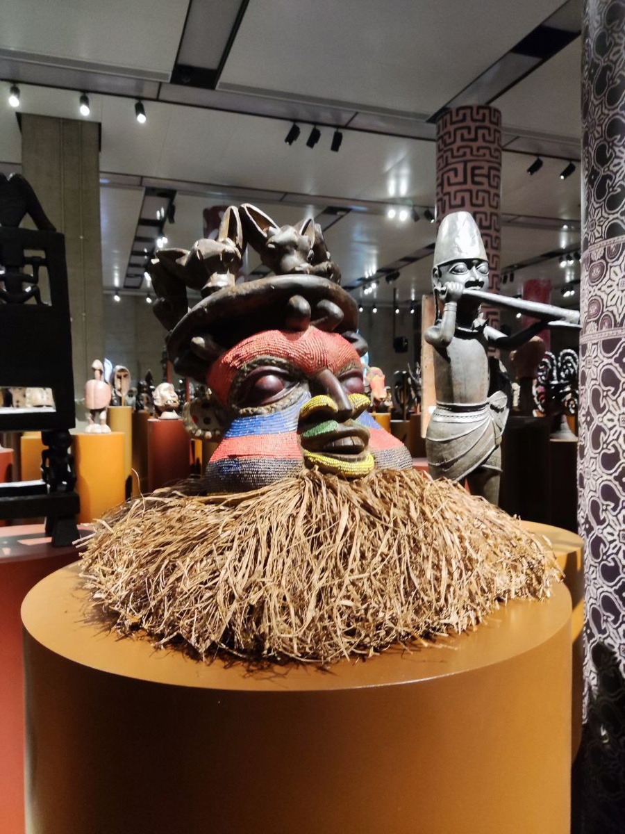 Экспозиция выставки «Африканское искусство: боги, предки, жизнь», музейно-выставочный центр «ЗИЛАРТ», декабрь 2025 г.