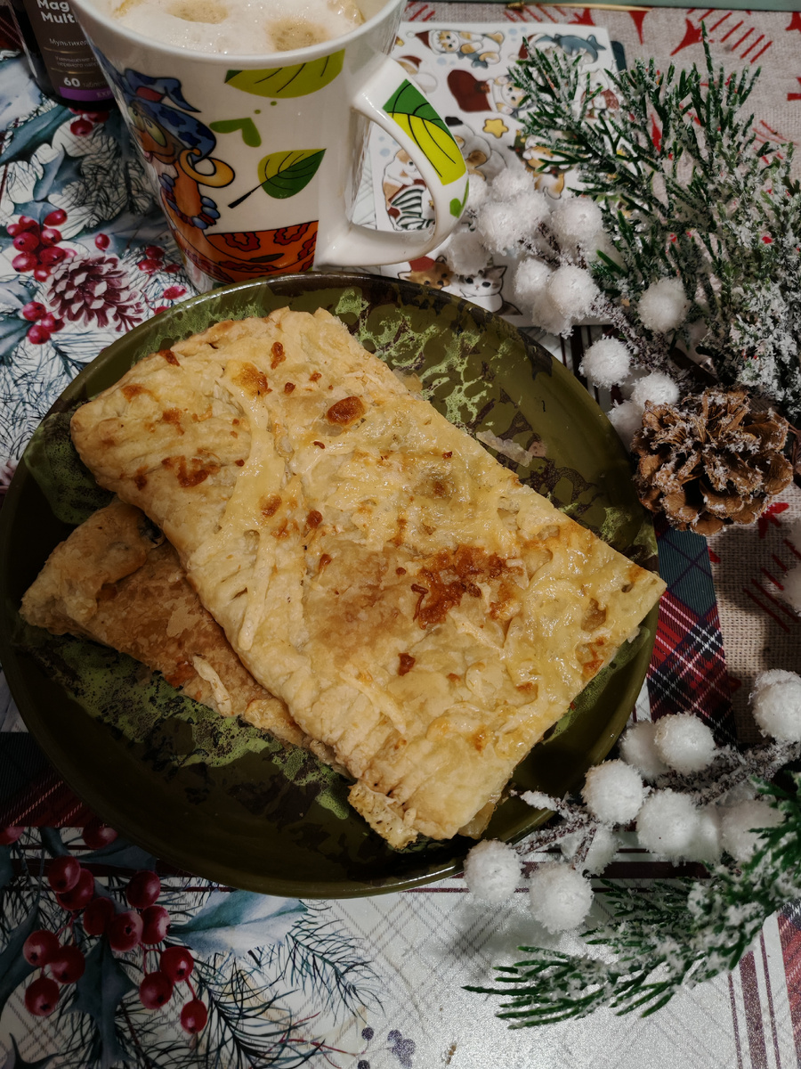 То, что должно было быть хачапури по-мегрельски. На вкус нормально, но жёстко... Капучино. 