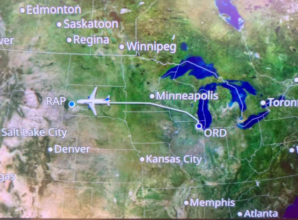 Карта перелёта из Чикаго в Рапид на экране монитора в самолёте