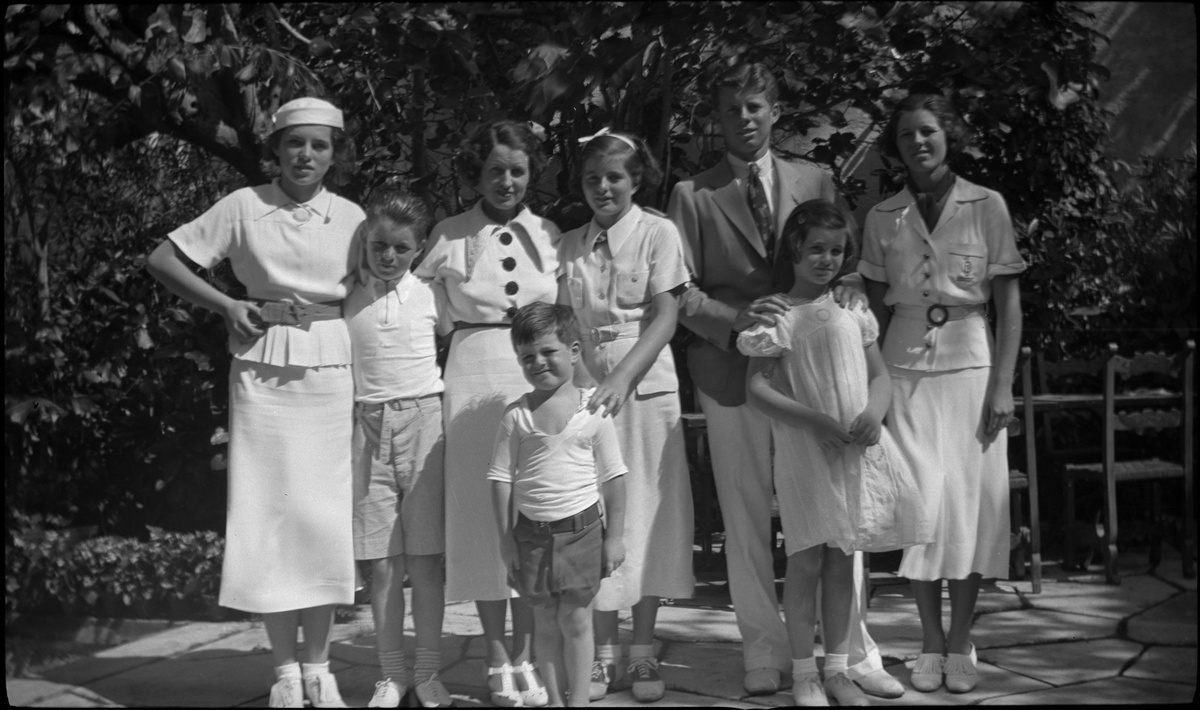 Семья Кеннеди. Слева направо: Юнис, Роберт, миссис Роуз Фицджеральд Кеннеди, Эдвард М., Патрисия, Джон Ф., Джин и Розмари. Палм-Бич, Флорида, 12.04.1936. Фонд библиотеки Джона Ф. Кеннеди.