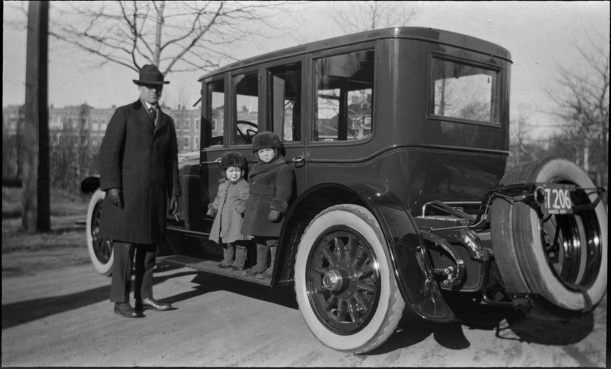 Джозеф П. Кеннеди-старший и его сыновья: Джозеф П. Кеннеди-младший и Джон Ф. Кеннеди. Бруклин, штат Массачусетс, 1919 год.