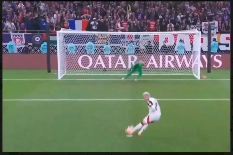    Матвей отбивает последний пенальти. Скриншот: Телеграм-канал "Константин Малофеев"