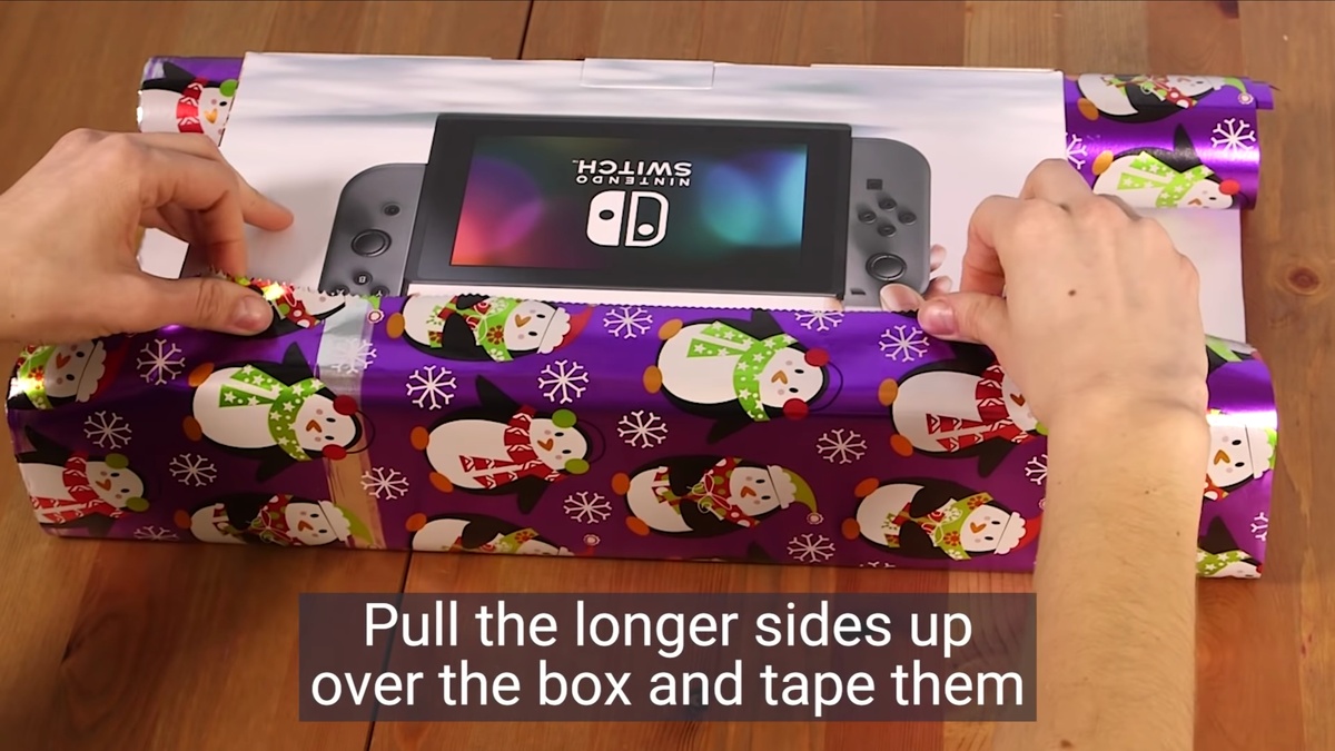    Шаг 3. Накрываем коробку сверху узким краем бумаги и фиксируем скотчем.YouTube / Business Insider