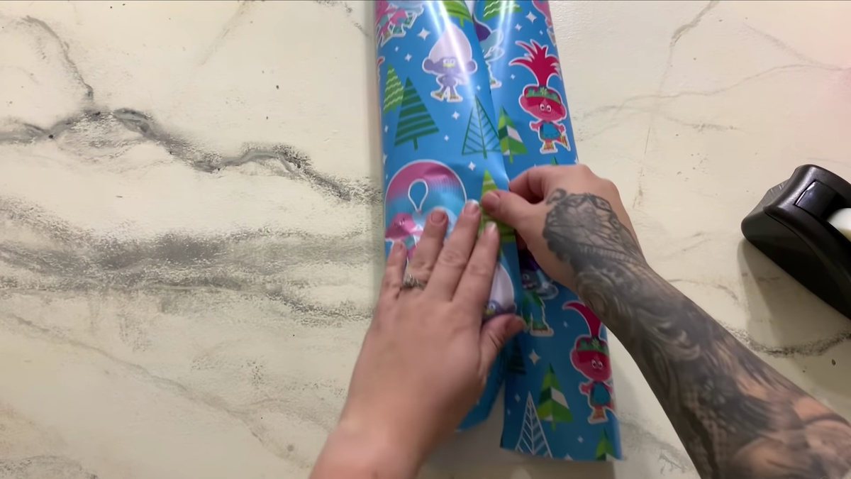    Шаг 1. Заранее отмерьте необходимое количество бумаги и сложите края бумаги друг к другу.YouTube / Jami Swan