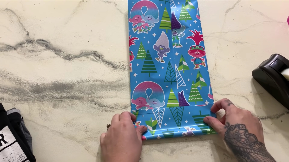    Шаг 3. Нижнюю часть подогните к себе, чтобы получился маленький кулек.YouTube / Jami Swan