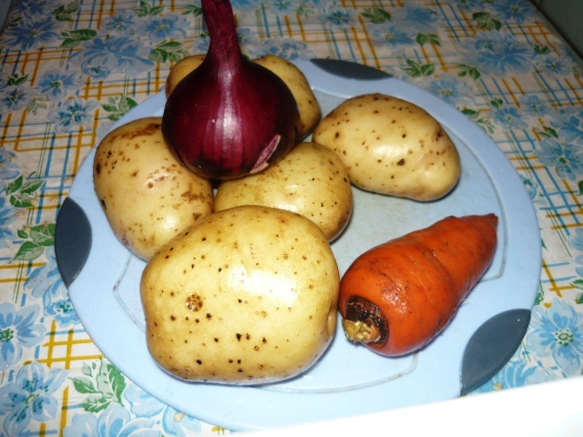 Ингридиенты для драников - картошка (бульба), морковка, лук. Чеснок не фотографировала.