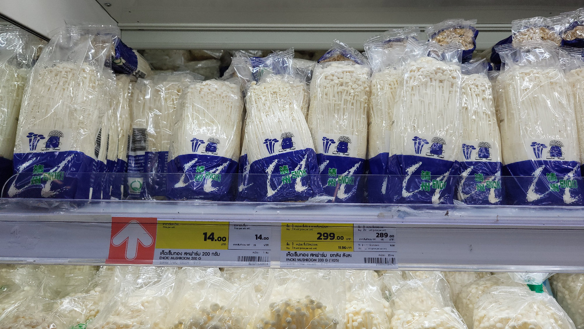 Грибы эноки. Хороши в тайских супах и жареные на гриле. Их можно есть и сырыми, но на вкус безвкусно