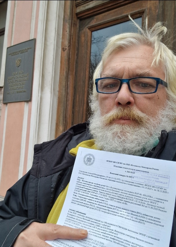 Вот. Хотел заделать мгогозначительное селфи но... но на меня так прохожие пялились, что получилось то, что получилось.