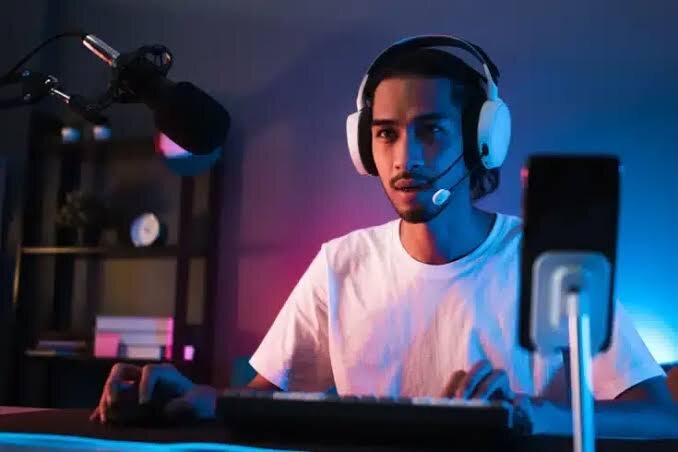 Официальный ведущий 