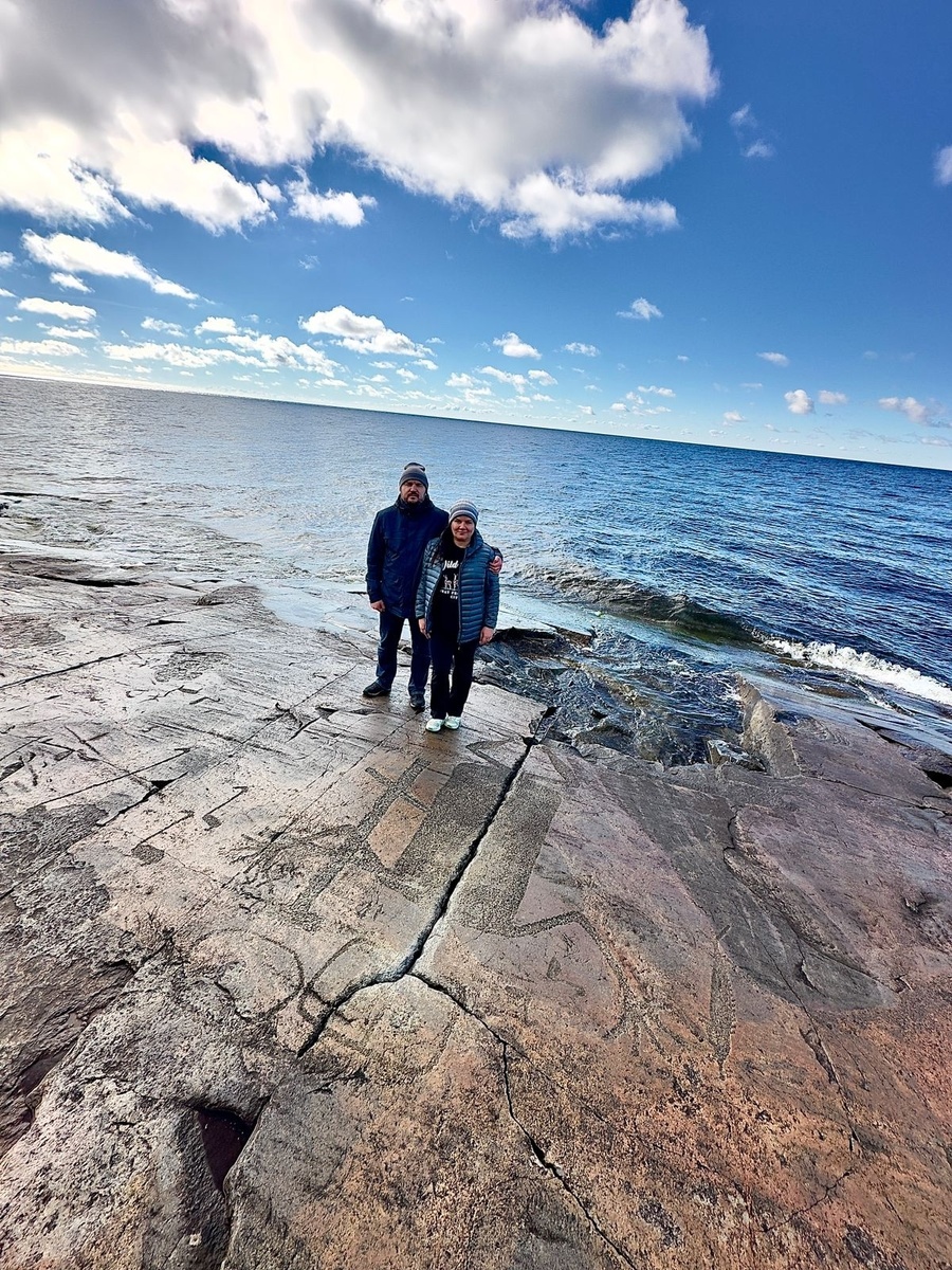 Центральное изображение: фигура женщины-роженицы (по другой версии бесиха), в честь которой назван мыс Бесов нос.