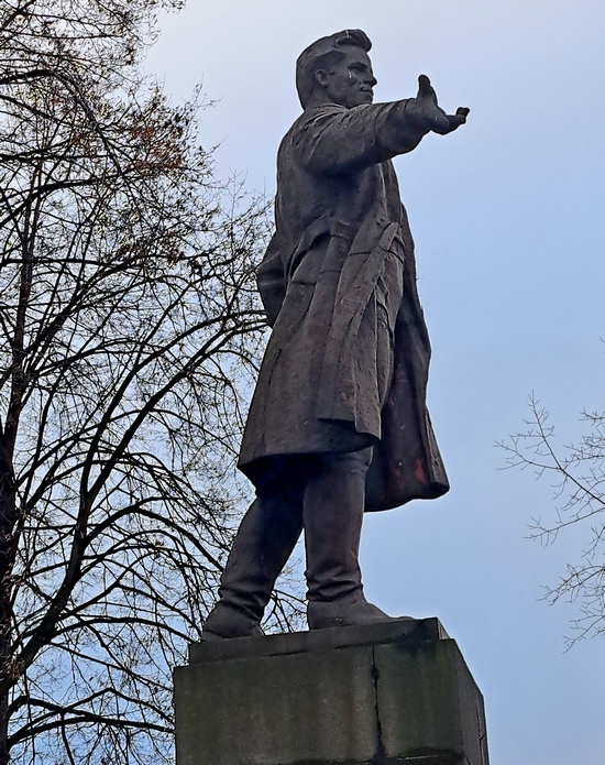 Памятник легендарному ленинградцу /фото из личного архива, 2025/