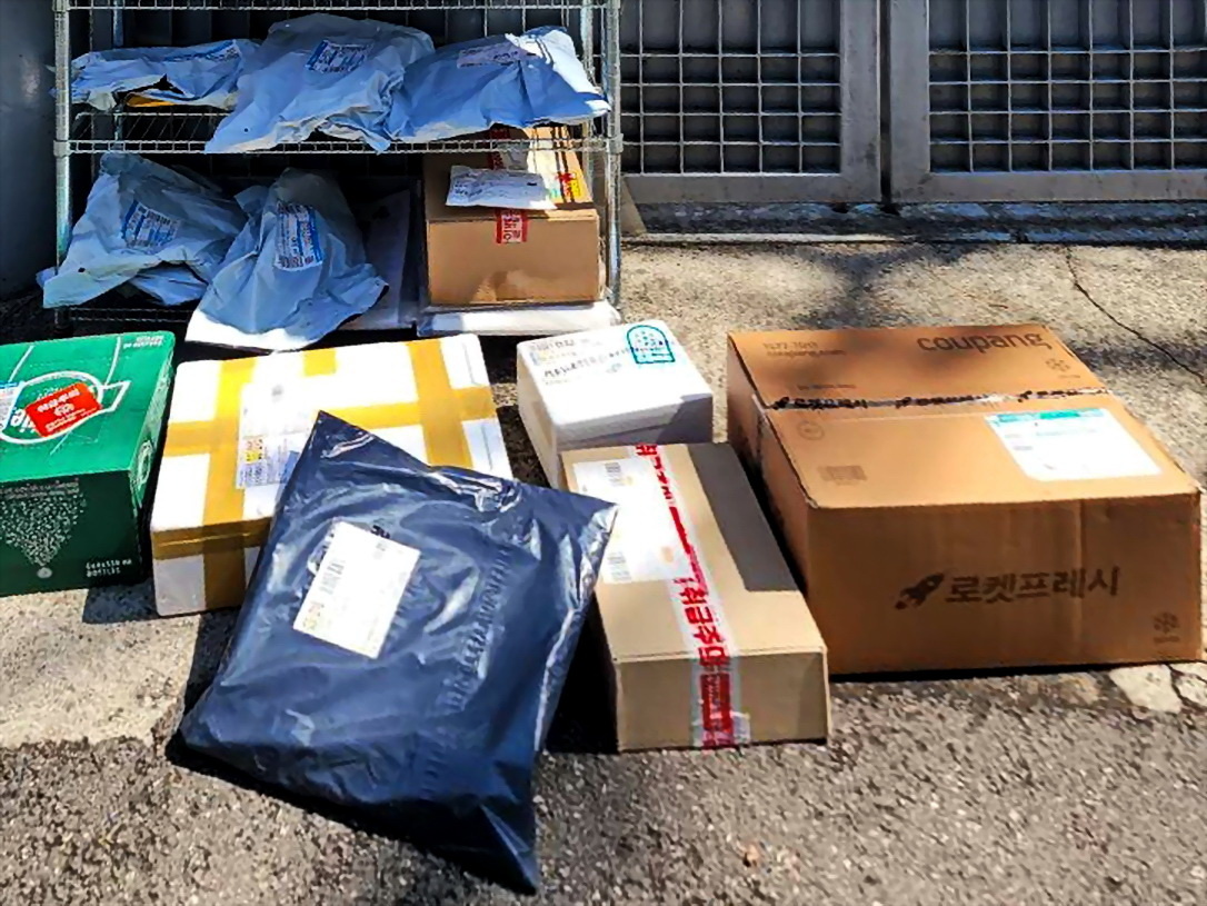 Посылки, оставленные у входа в жилой комплекс. Фото из личного архива, присланное мне курьером, доставившим мой заказ