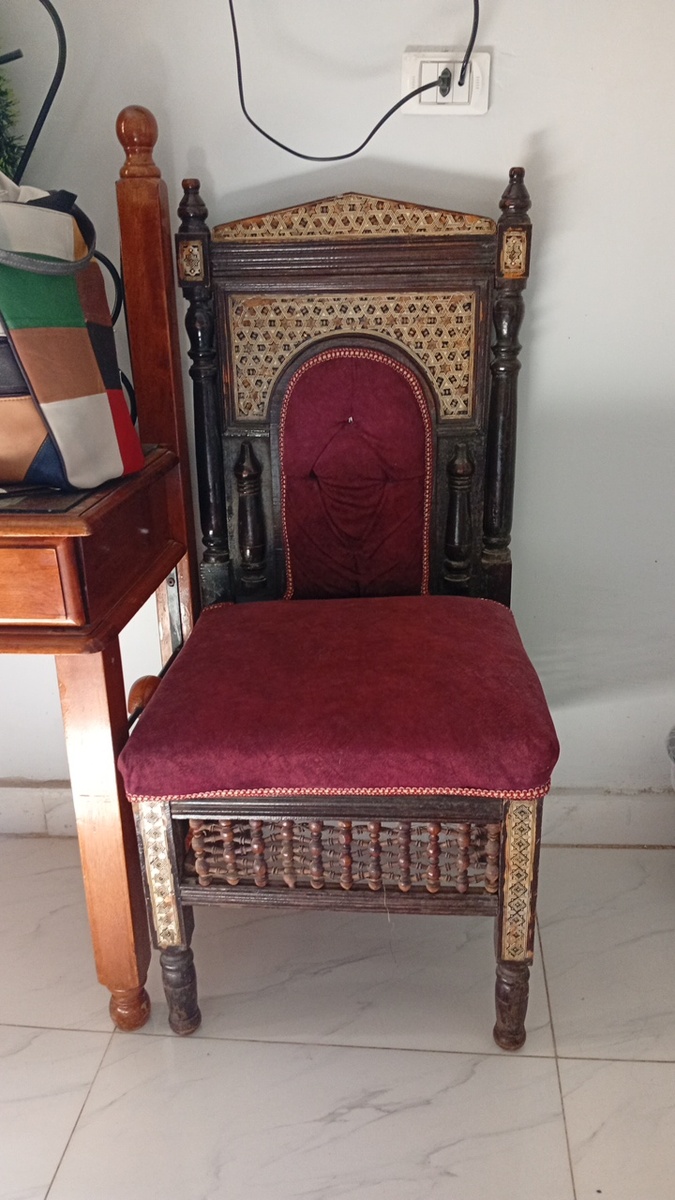 Ето мой стул в комнате, тоже не мытый с великолепного века, наверно