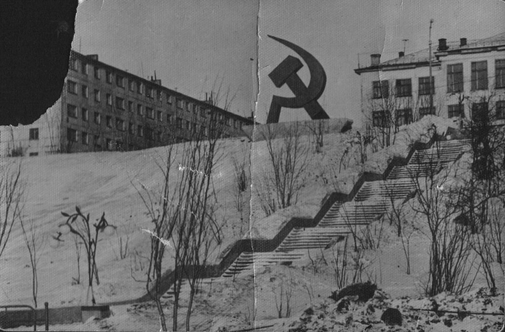 Это первый вариант. И мне он нравится больше, хоть и в памяти не отложился.