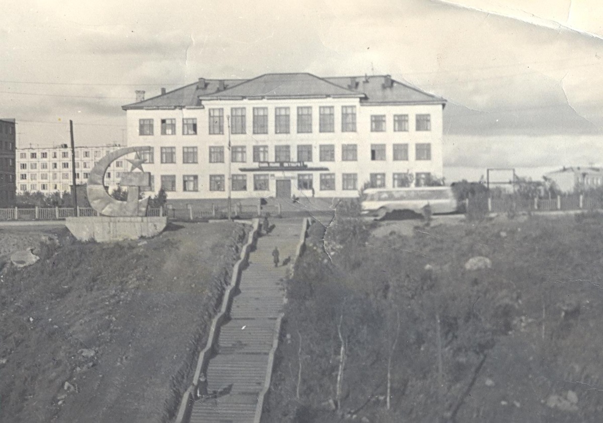 Второй вариант, более приземистый Видите камень ниже автобуса? Где то еще ниже и несколько правее была вырыта землянка (70-е годы). Старшие пацаны там и винишком баловались. Однажды мне там надрали уши))).