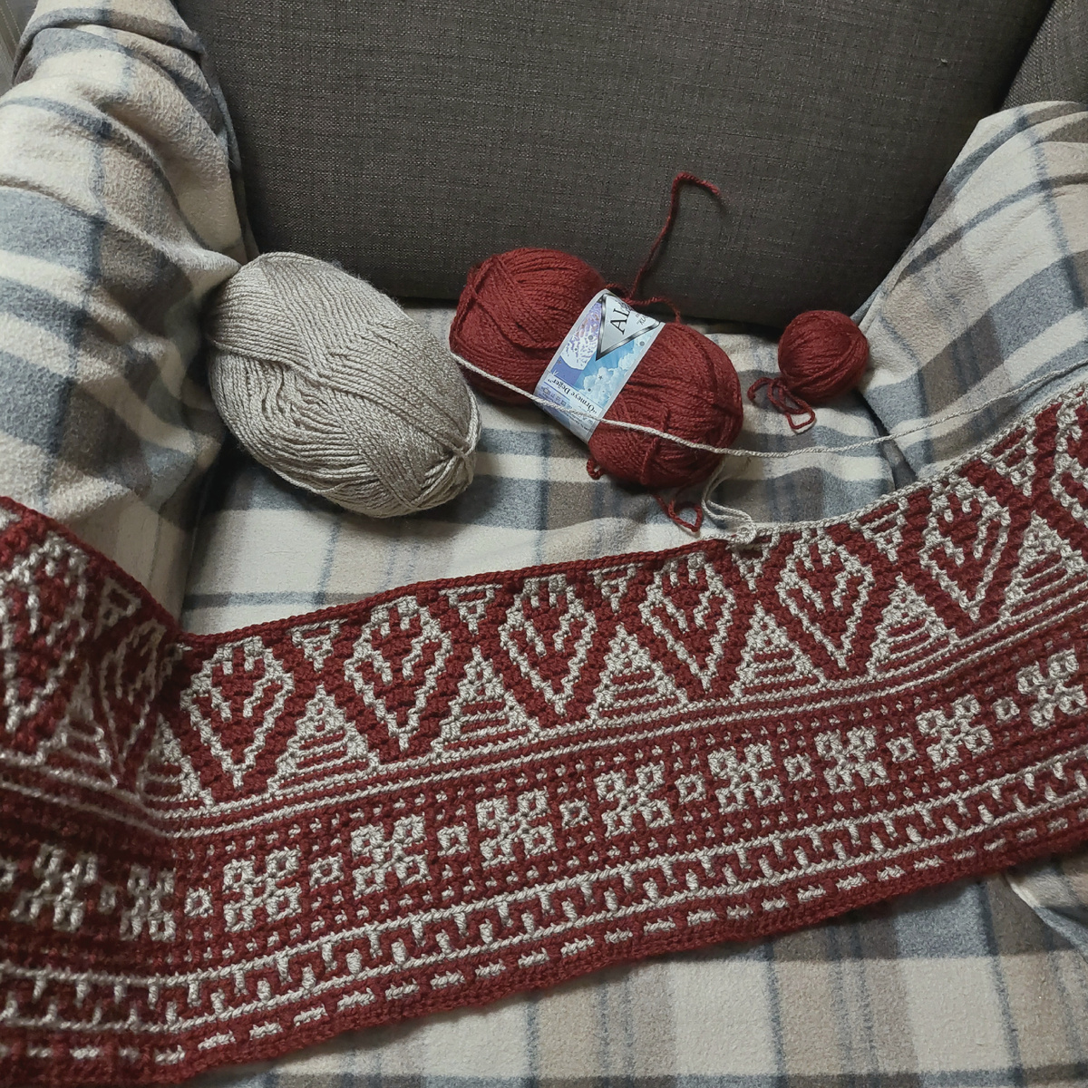 Накидка на кресло растёт.