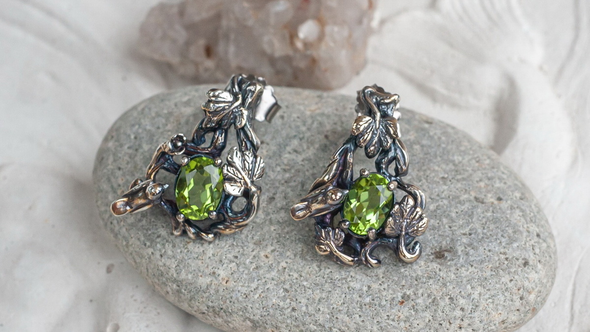 Серьги с природными хризолитами