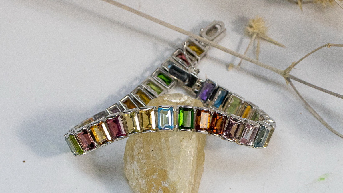 Золотой браслет с природными самоцветами