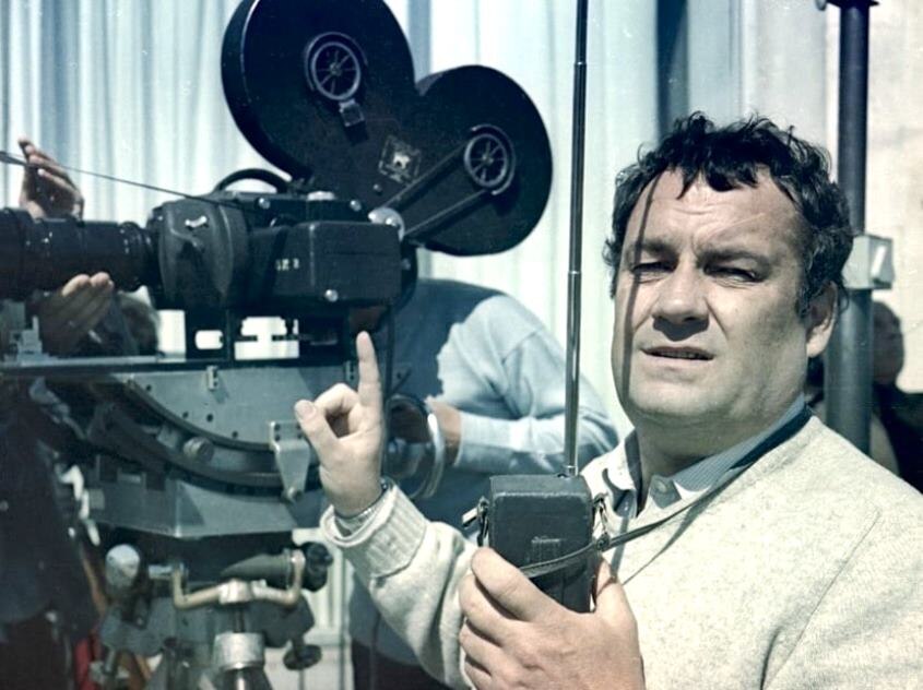Кинорежиссёр Эльдар Рязанов на съёмках фильма "Служебный роман" (1977).