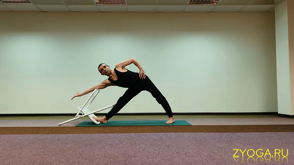 Поза Треугольника (Триконасана) на стуле Айенгара / Triangle Pose (Trikonasa) with Iyengar Chair