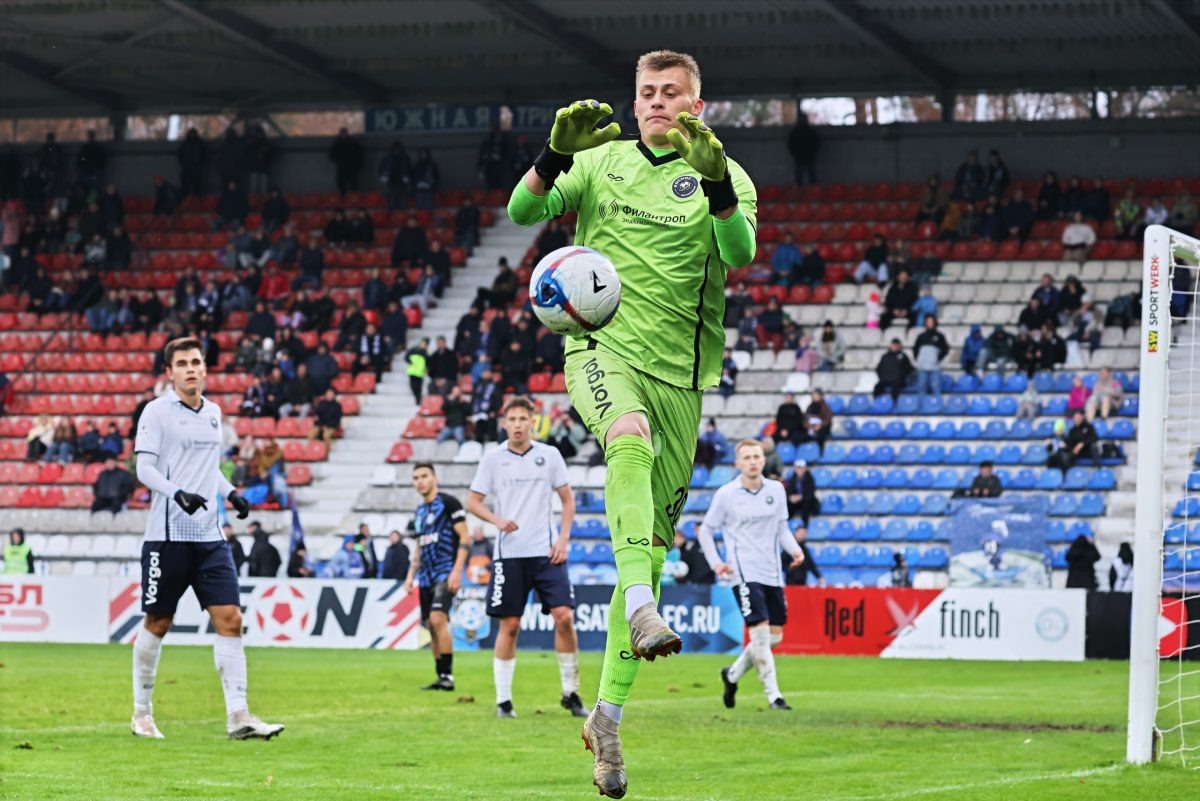    Дмитрий Ребров имеет большой вратарский опыт