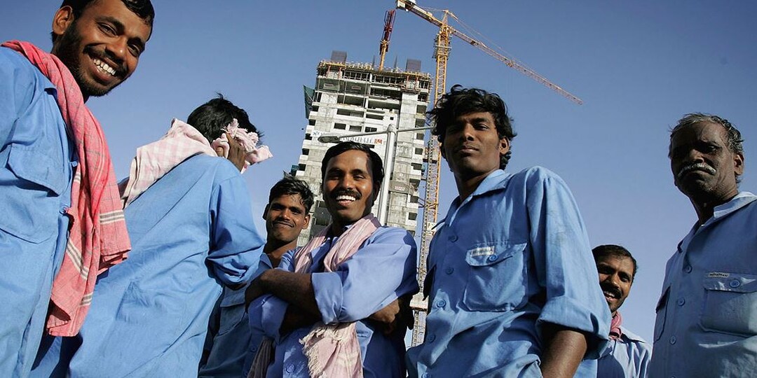 Нам мест нет? В Питере дворников-таджиков теснят дворники-индийцы