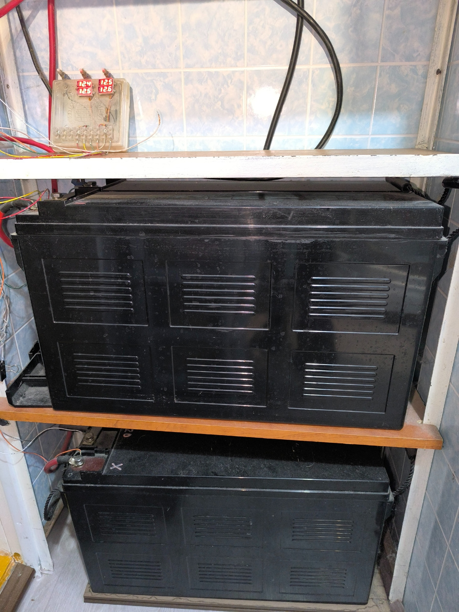 AGM italy VENTURA FT - 12в -180Ач - 2017г.в. -  4шт. = 360Ачас (2S2P)13,6 х2 = 27,2в Стоят в СЭС1 SILA-V-3000M-PF-1 (2019г) + СП Sunways FSM-200M - 4шт. Брал бушные в 2020. Работают без балансиров уже 5 лет в буферном режиме.