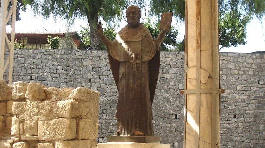 Фото автора. Памятник Николаю Чудотворцу возле церкви в Демре, где он жил и служил