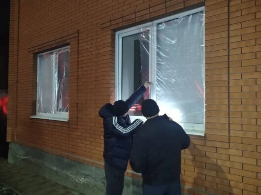    Замерщики снимают размеры поврежденного окна //Фото из телеграм-канала Валентина Кукина, главы администрации Батайска